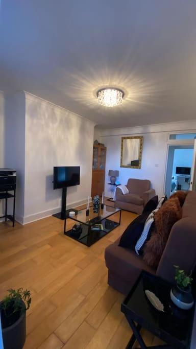 2 Bedroom Flat In Camberwell Green - Central Location With Excellent Connections To Tourist Attractions And Main London Airports Ngoại thất bức ảnh